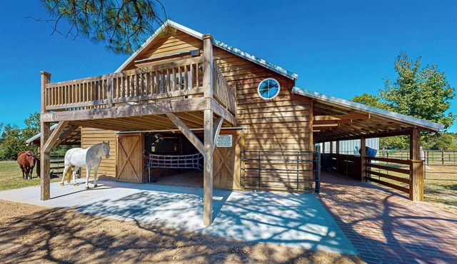 Historic Barn in Mississippi: Equestrian Getaway!