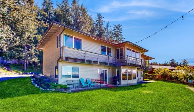 Historic bayfront home with amazing view, fireplaces, & large yard - 2 dogs OK