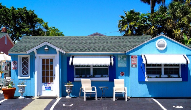 Historic Beach Cottage steps from beach. Pet friendly! Sleeps 5