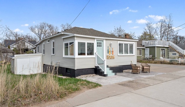 Historic Beach Cottage Steps away from The Deck and across from the beach