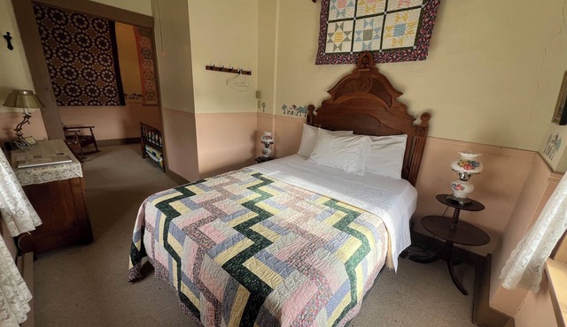 Historic Bentonsport Stay - Cozy Queen Guest Room Walking Distance to Shops