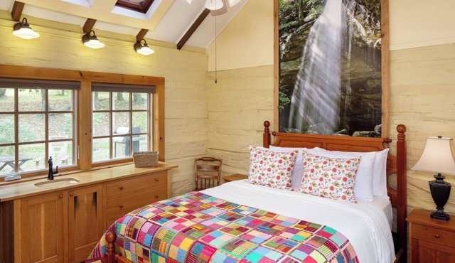 Historic Berea Gem! Pet-Friendly Cottage w/Bike Rentals and Free Parking