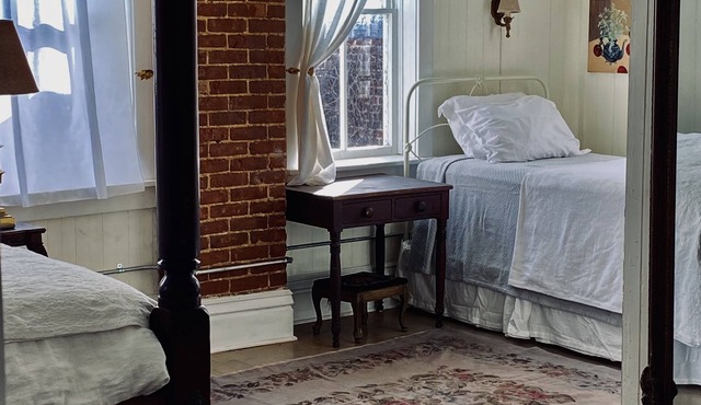 Historic BLUE RIBBON upstairs apartment full breakfast included in BR cafe
