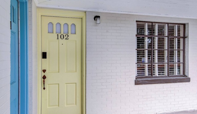 Historic Blue Ridge Tourist Court - King Deluxe (Pet Friendly)
