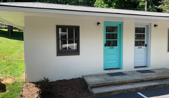 Historic Blue Ridge Tourist Court - One Bathroom Suite