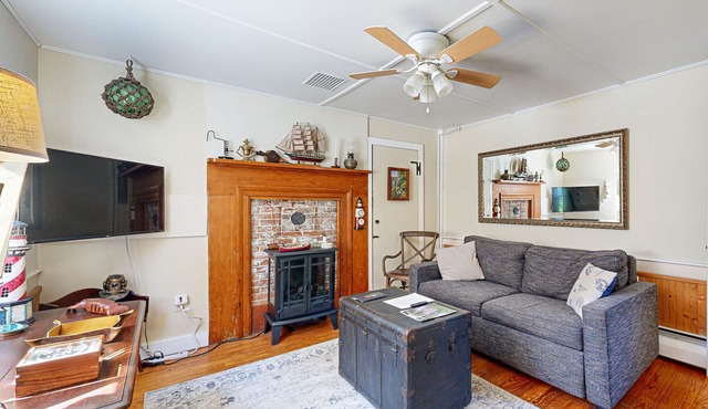 Historic Boothbay Harbor cottage with antique decor, washer/dryer & deck