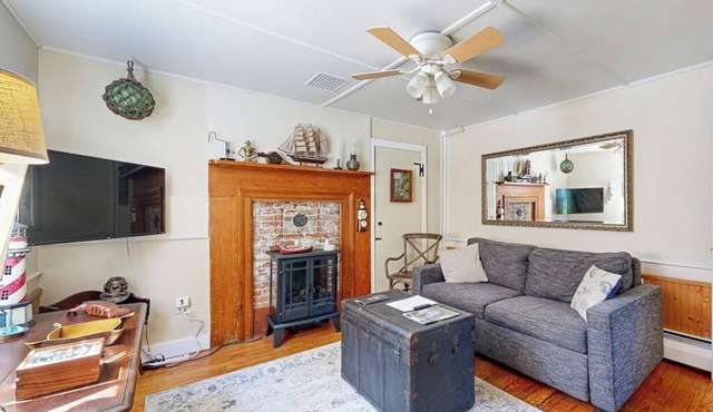 Historic Boothbay Harbor cottage with antique decor, washer/dryer & deck