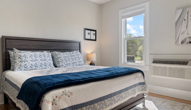 Historic Boutique Inn, The Byrum Room 2A, Downtown Tellico Plains