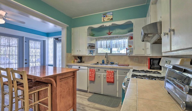 Historic Bradenton Cottage ~ 1 Mi to Downtown