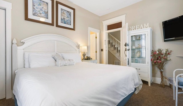 Historic Branson Hotel ~ Downtown ~The Quiet Quilt