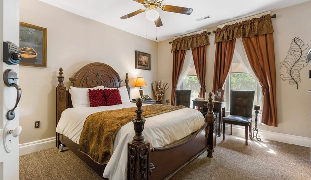 Historic Branson Hotel ~ Downtown ~ Notebook Room