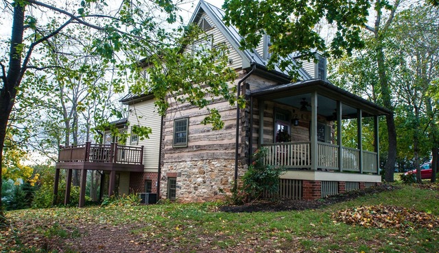 Historic "BREECHES POCKET" Civil W Era Log House/No rentals after DEC. 31 2025