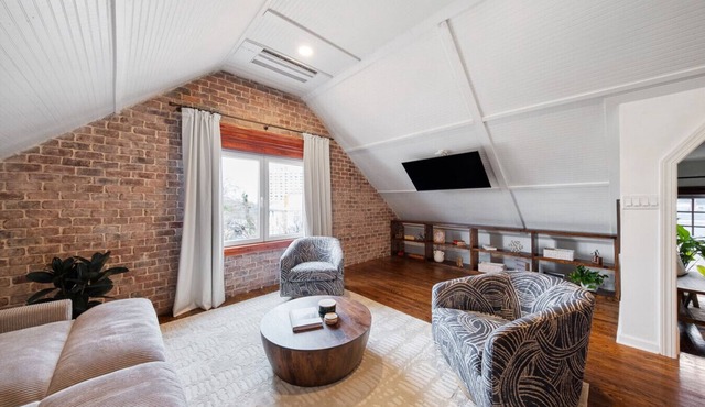 Historic Brick Loft | Downtown · Free Parking