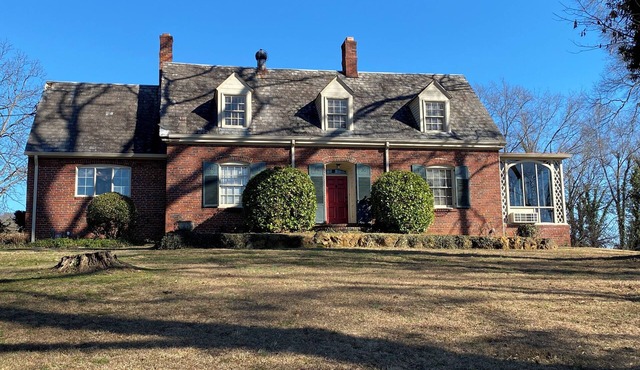 Historic Brookehill Downtown Cartersville 4 bedrooms near Lakepoint
