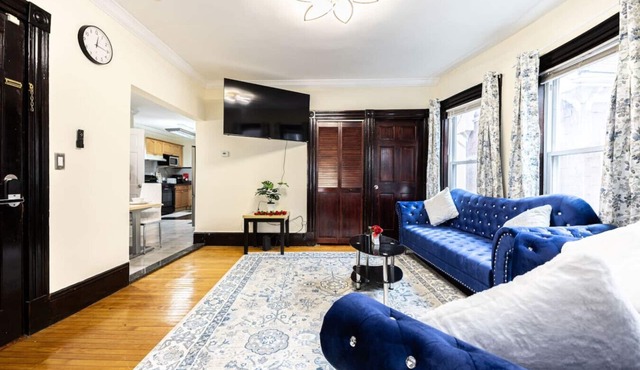 Historic Brownstone Elegance: Blue Colonial Suite
