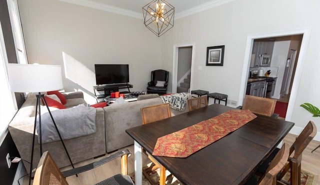 Historic Brownstone Loft-Walk to Casino & Stadiums