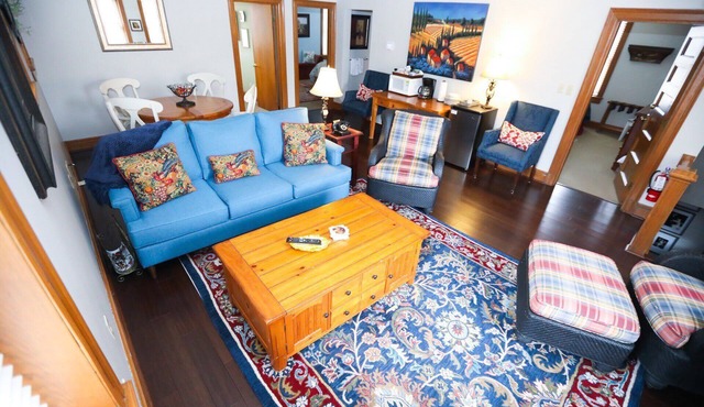 Historic Building - 5 Bedroom with On-site Parking in Midtown Kansas City!