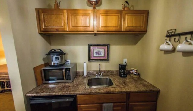 Historic Building Suite @ Glendale -King Bed-Wifi