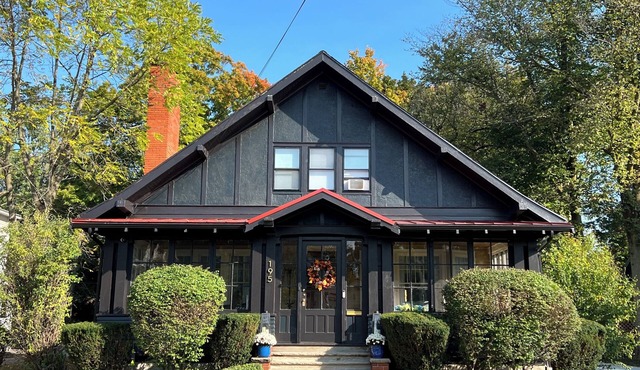 Historic Bulldog Bungalow, Lively Village