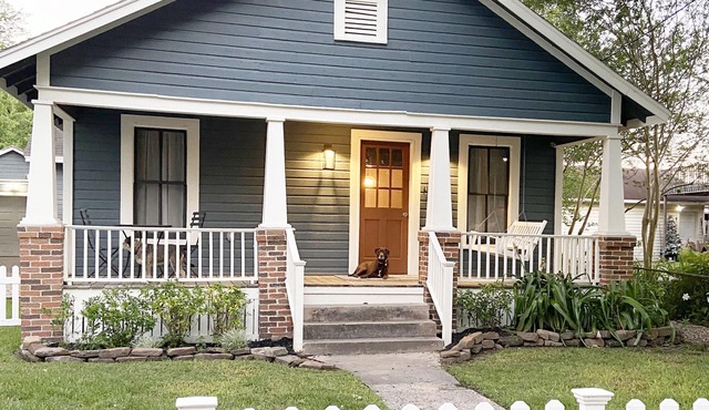Historic Bungalow! 2bed, 2bath, 2den, Downtown Humble, IAH 8min!