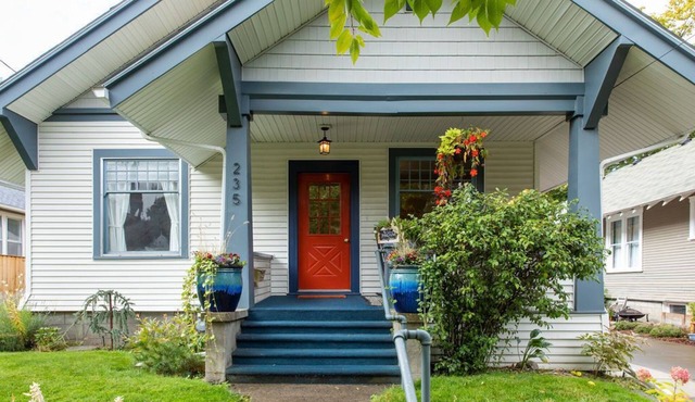 Historic Bungalow 3 bed, 3 bath near Whitman College and downtown Walla Walla.