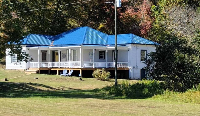 Historic Bungalow 30 minutes from Wintergreen