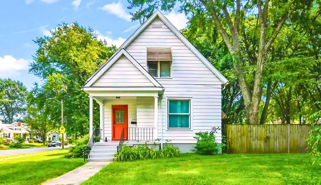 Historic Bungalow: For Groups & Families Sleeps 11