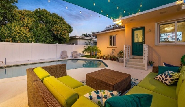 Historic bungalow, heated pool, cabana, arcade, on park, beach 5 min, dogs ok.