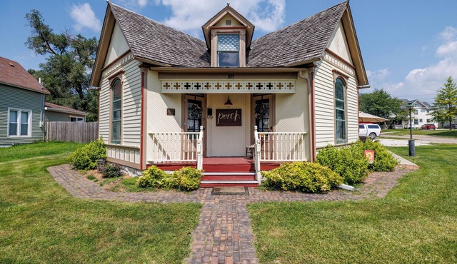 Historic Bungalow in Chariton, Sleeps 5, Pets Ok, Single Level