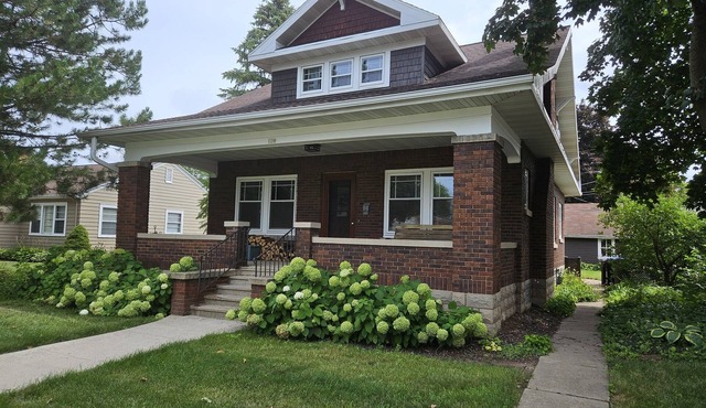 Historic Bungalow in downtown De Pere, sleeps 8