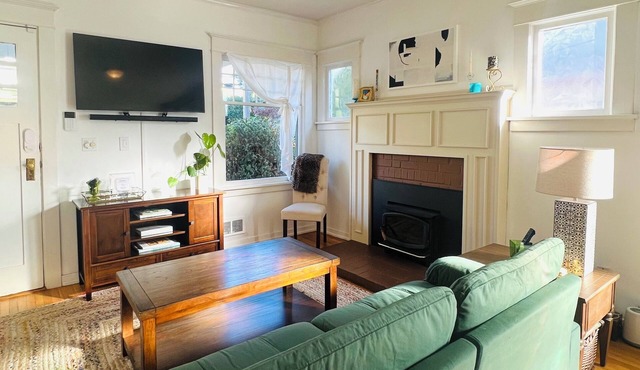 Historic Bungalow: Your Seattle Gateway