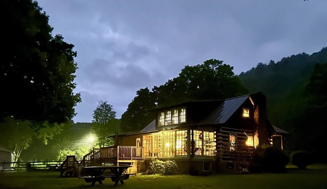 Historic cabin-close to I-77, antiques/Wi fi, great bath, a visit 'back in time'