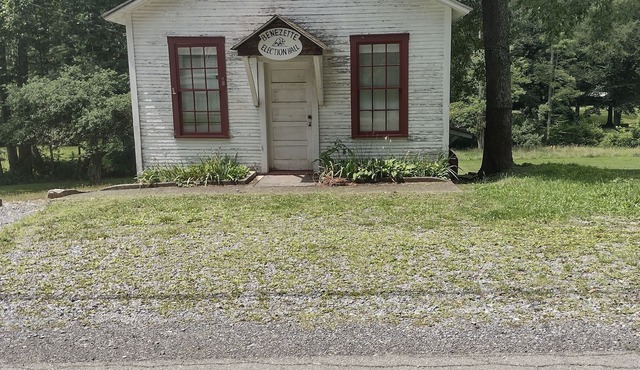 Historic cabin in Benezette, PA Scenic tourist area . Hunting, Fishing, & more