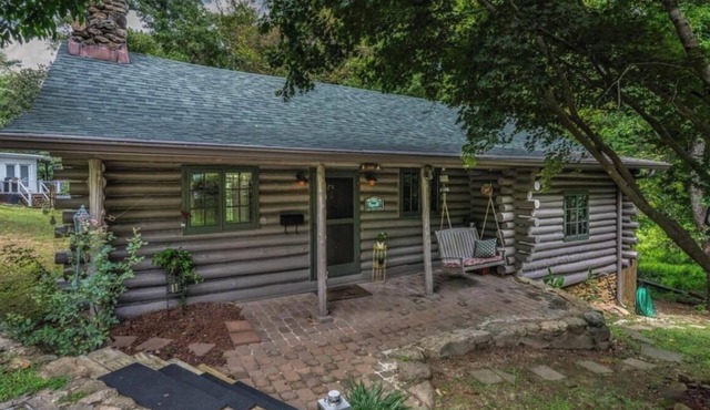 Historic Cabin in Wake Forest Downtown.