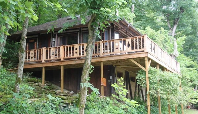 Historic Cabin on Lake Lucerne, 5 Mins to Eureka!