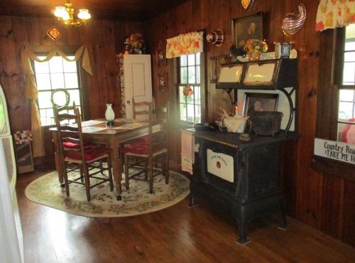 Historic cabin off I-77, views, antiques, Wi-fi, wonderful experience for 2!