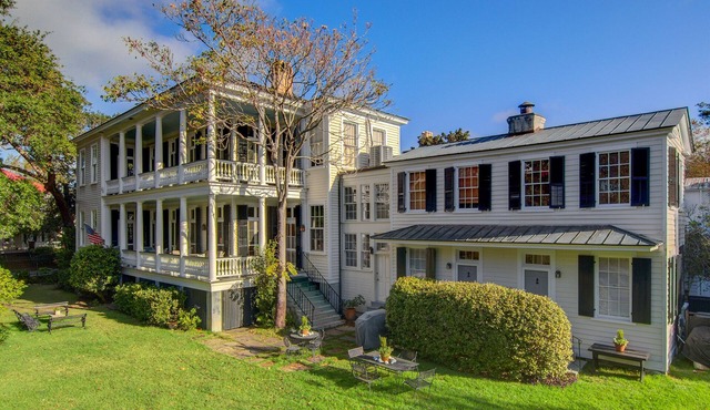 Historic Carriage House located South Of Broad. Charming and Private.