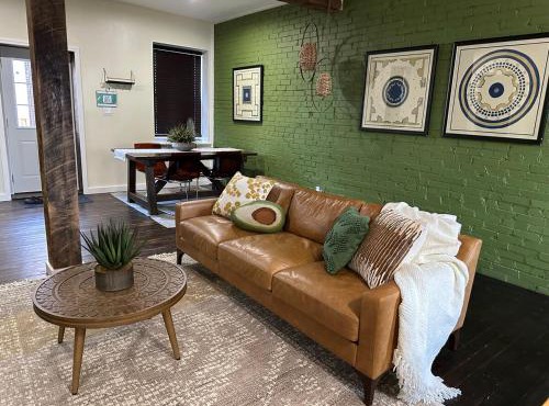 Historic Carriage House Near Attractions