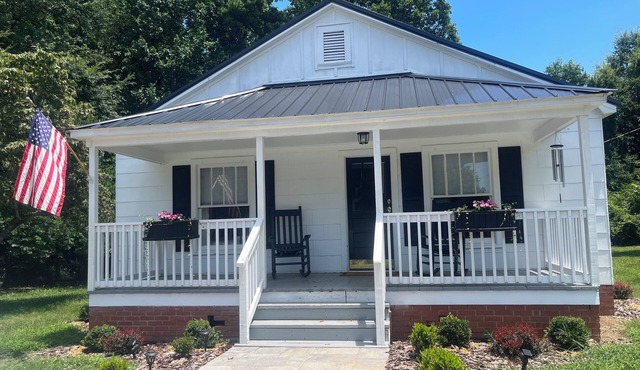Historic Carriage House Minutes from Downtown Davidson