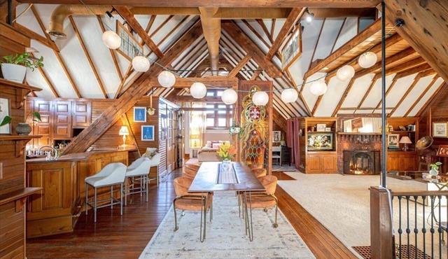 Historic Carriage House: Unique Stay in the Heart of Hamilton