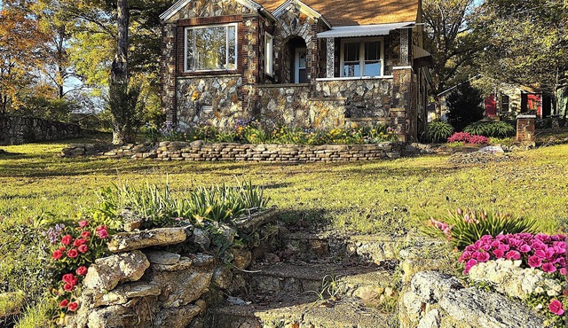 Historic Carrie Tucker Cottage with view of Spring River in charming Hardy, Ark.
