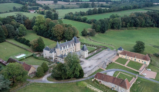 Historic castle with swimming pool 42-hectare forest - Regional nature park 2 hours from Paris
