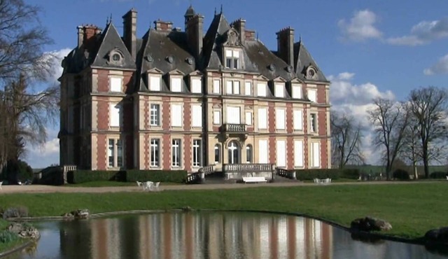 Historic castle near Paris, Disney, CDG. Sleeps 8 in 4 bedrooms, 3 full baths!