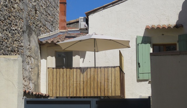 Historic center apartment with terrace at the door of the Camargue