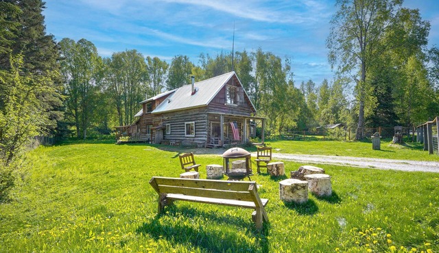 Historic Century-Old Cabin in Downtown Hope