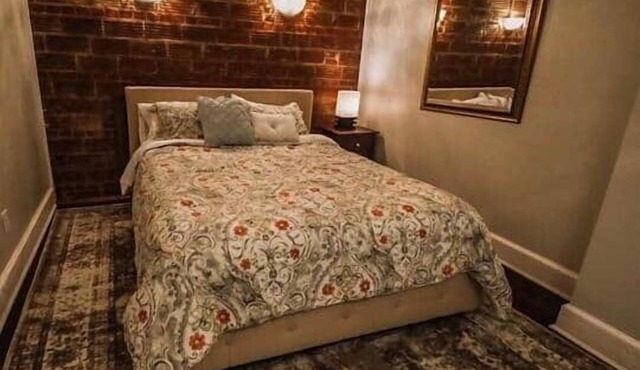 Historic Charm: 5 Star Comfort Room 2