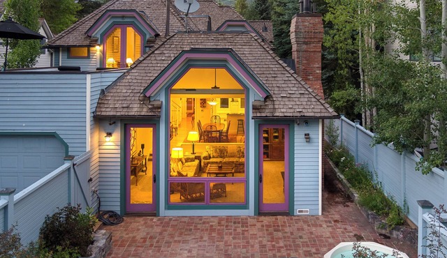 Historic Charm close to Aspen Mtn; Mtn views, hot tub and walkable to town!