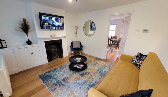 Historic Charm Meets Modern Comfort – Perfect Base in Colchester