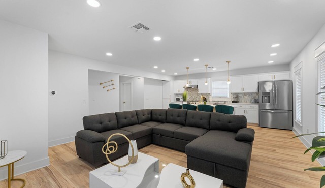 Historic Charm Modern Stay Near Zoo, Downtown & Pearl. Fast Wi-Fi, Pet-Friendly!