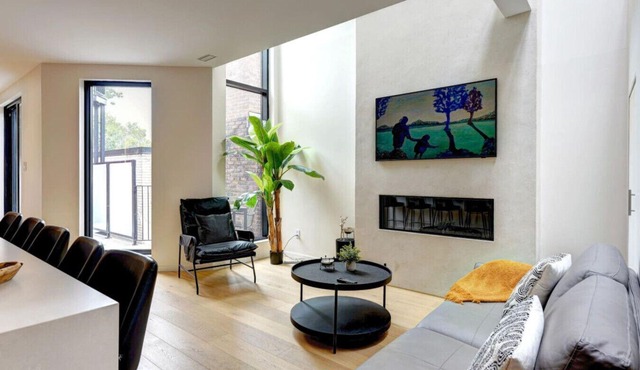 Historic Charm Overlooking Parc Lafontaine!